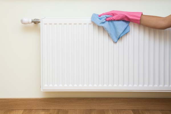 Comment nettoyer un radiateur à eau chaude ?
