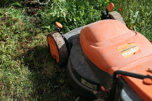 Comment entretenir une tondeuse à gazon ?