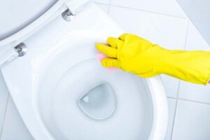 Comment nettoyer et désinfecter des toilettes