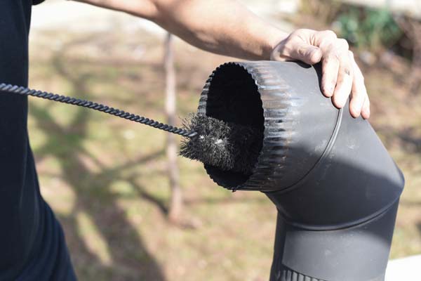 Comment faire ramoner le conduit de fumée d’un poêle ?